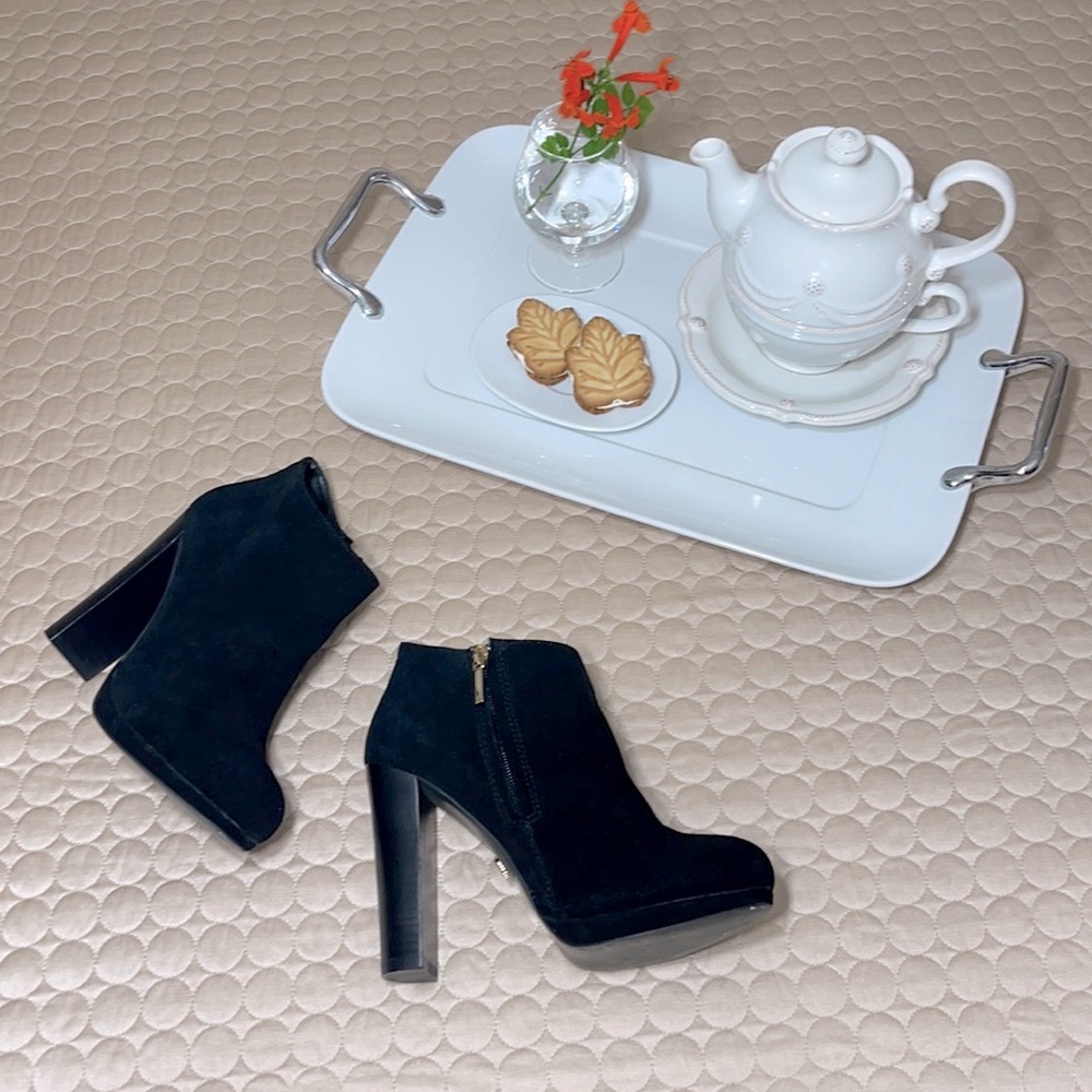 🌱 Victoria’s Secret Suede Leather Booties
